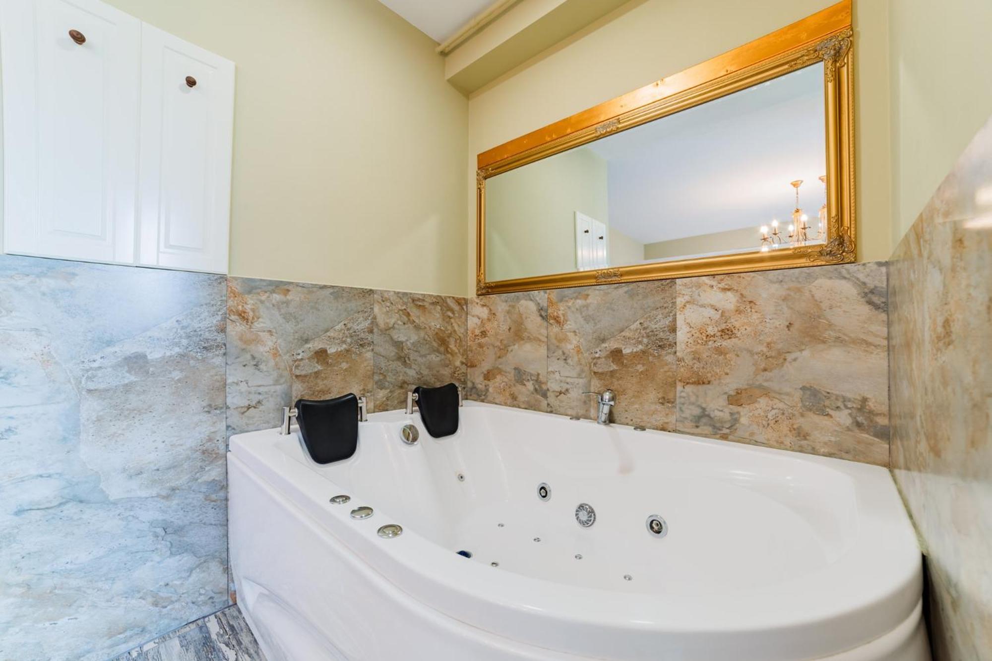 Romantic Jacuzzi Chic Apartment Sinaia Buitenkant foto